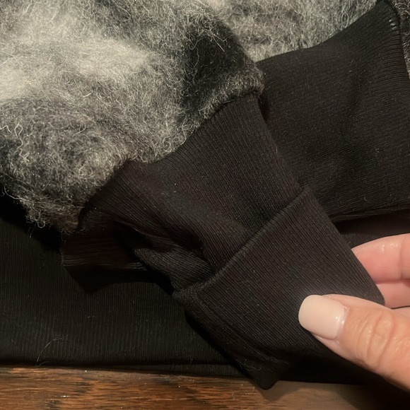 Worn once.  Twenty Montreal cropped wool blend hoodie - Picture 5 of 6